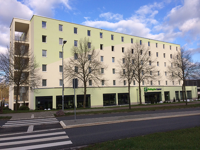 hotel-mit-strasse